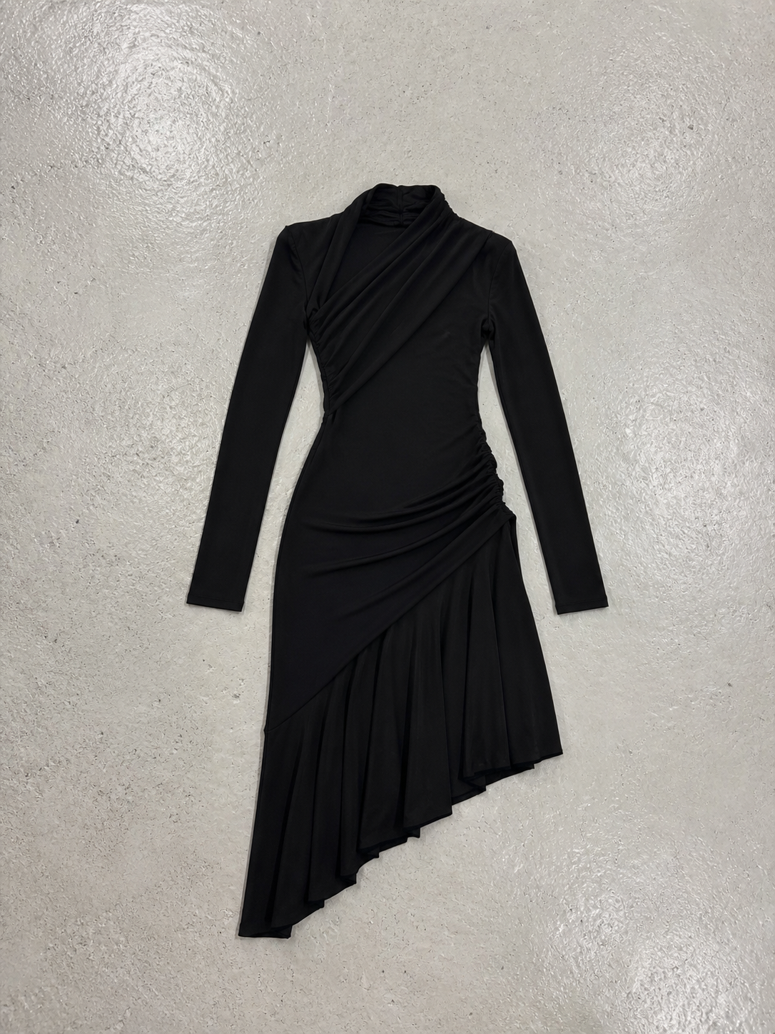Robe drapée mi-longue asymétrique