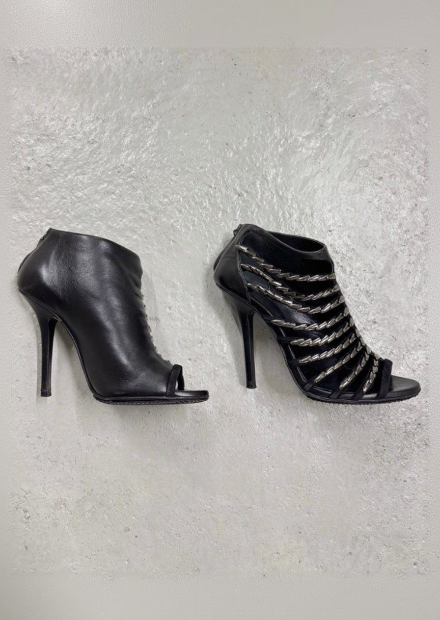 Bottines ouvertes à talon - cuir noir à brides métalliques