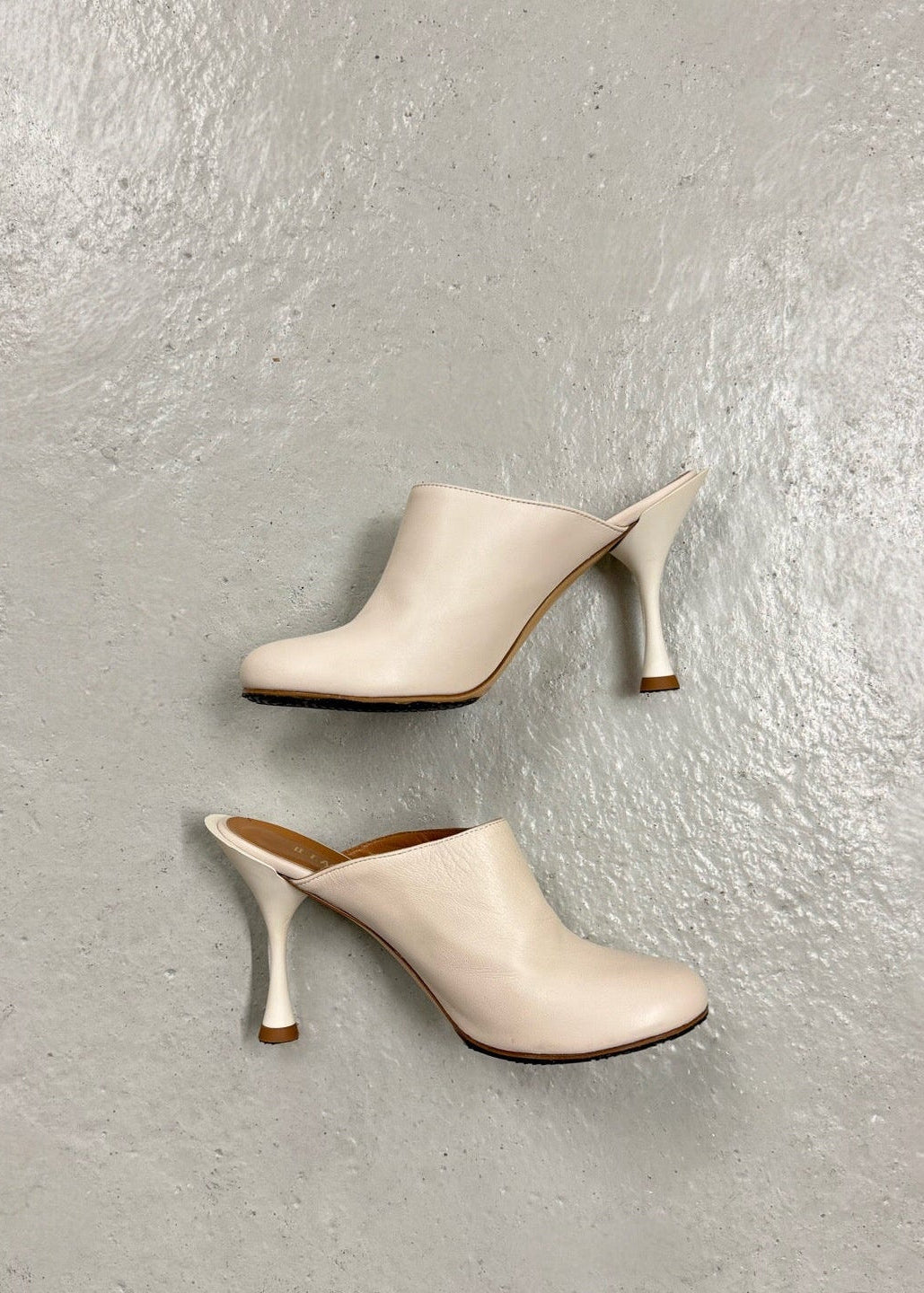 Mules à talon écru