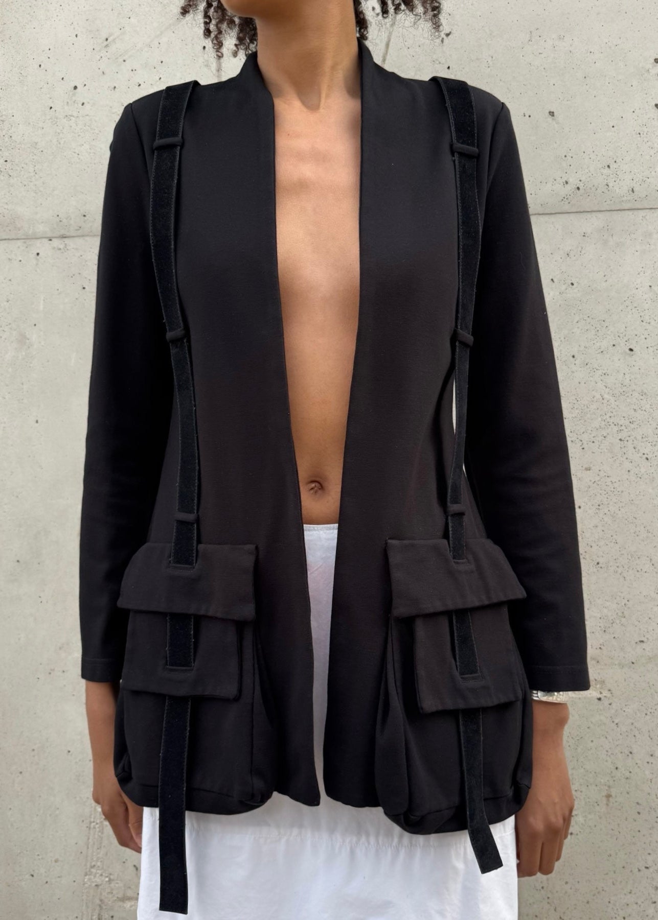 Blazer noir asymétrique à sangles