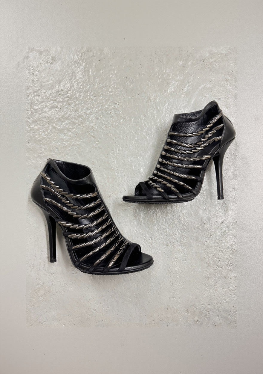 Bottines ouvertes à talon - cuir noir à brides métalliques
