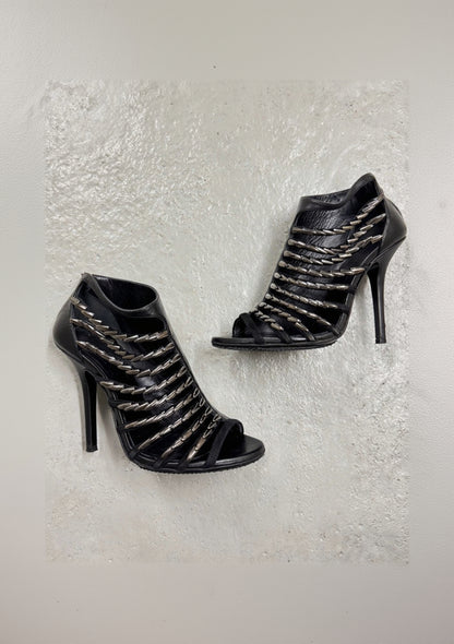 Bottines ouvertes à talon - cuir noir à brides métalliques