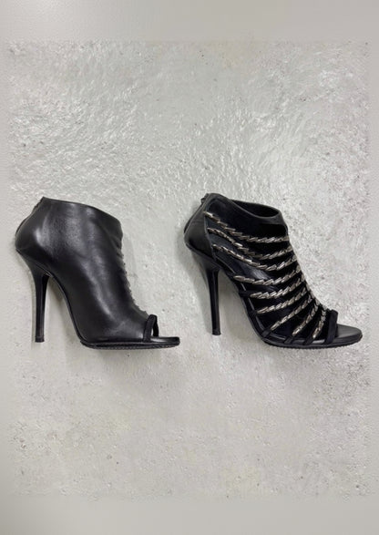 Bottines ouvertes à talon - cuir noir à brides métalliques