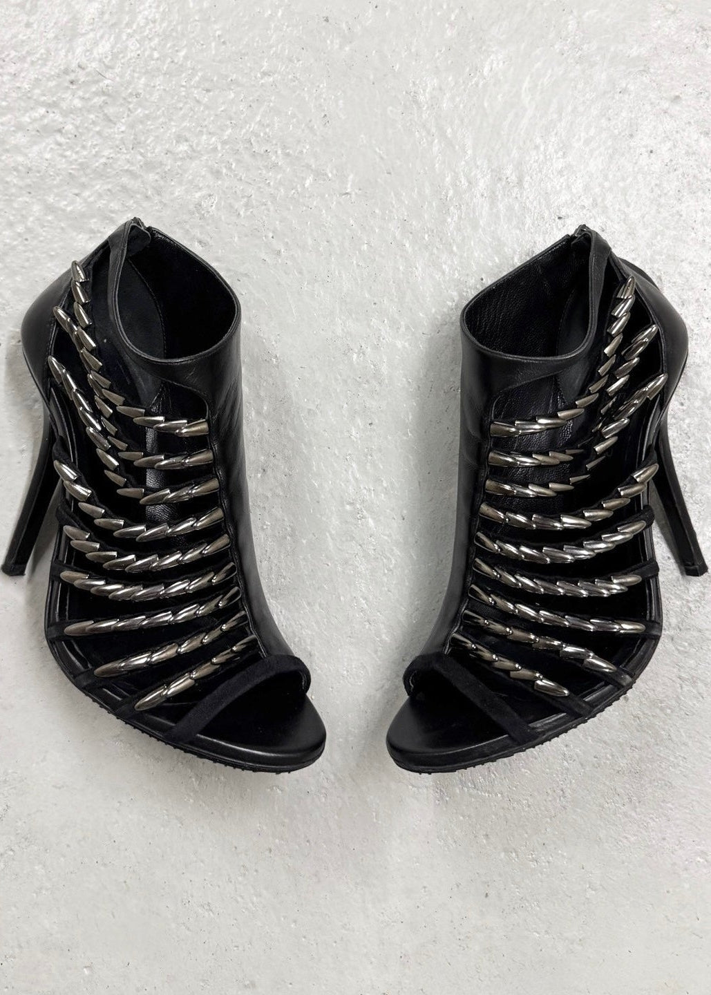 Bottines ouvertes à talon - cuir noir à brides métalliques