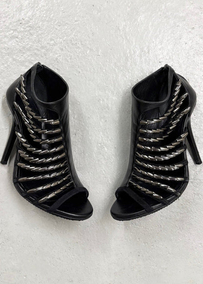Bottines ouvertes à talon - cuir noir à brides métalliques