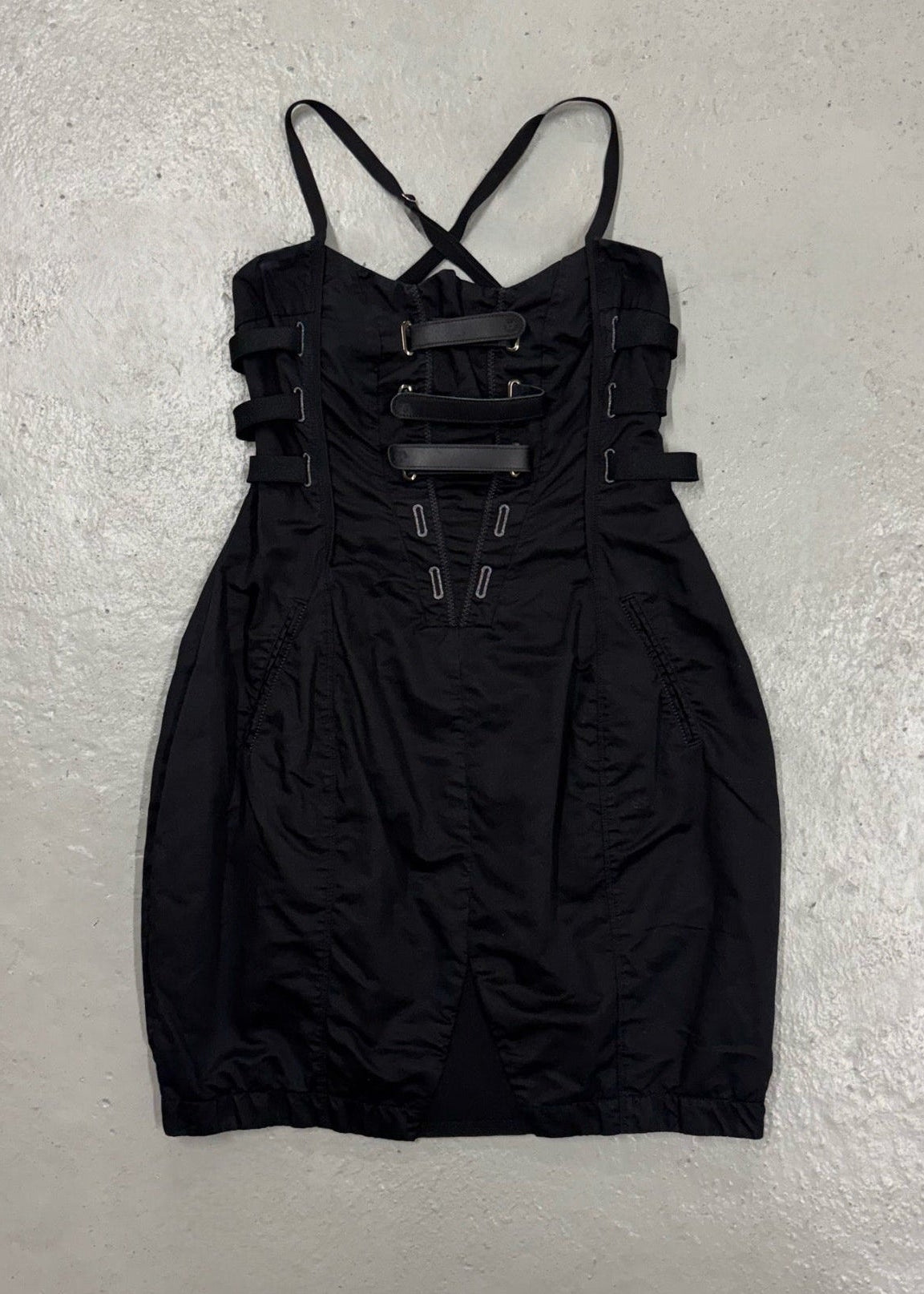 Robe noire ajustée et volume ample