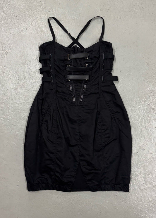 Robe noire ajustée et volume ample